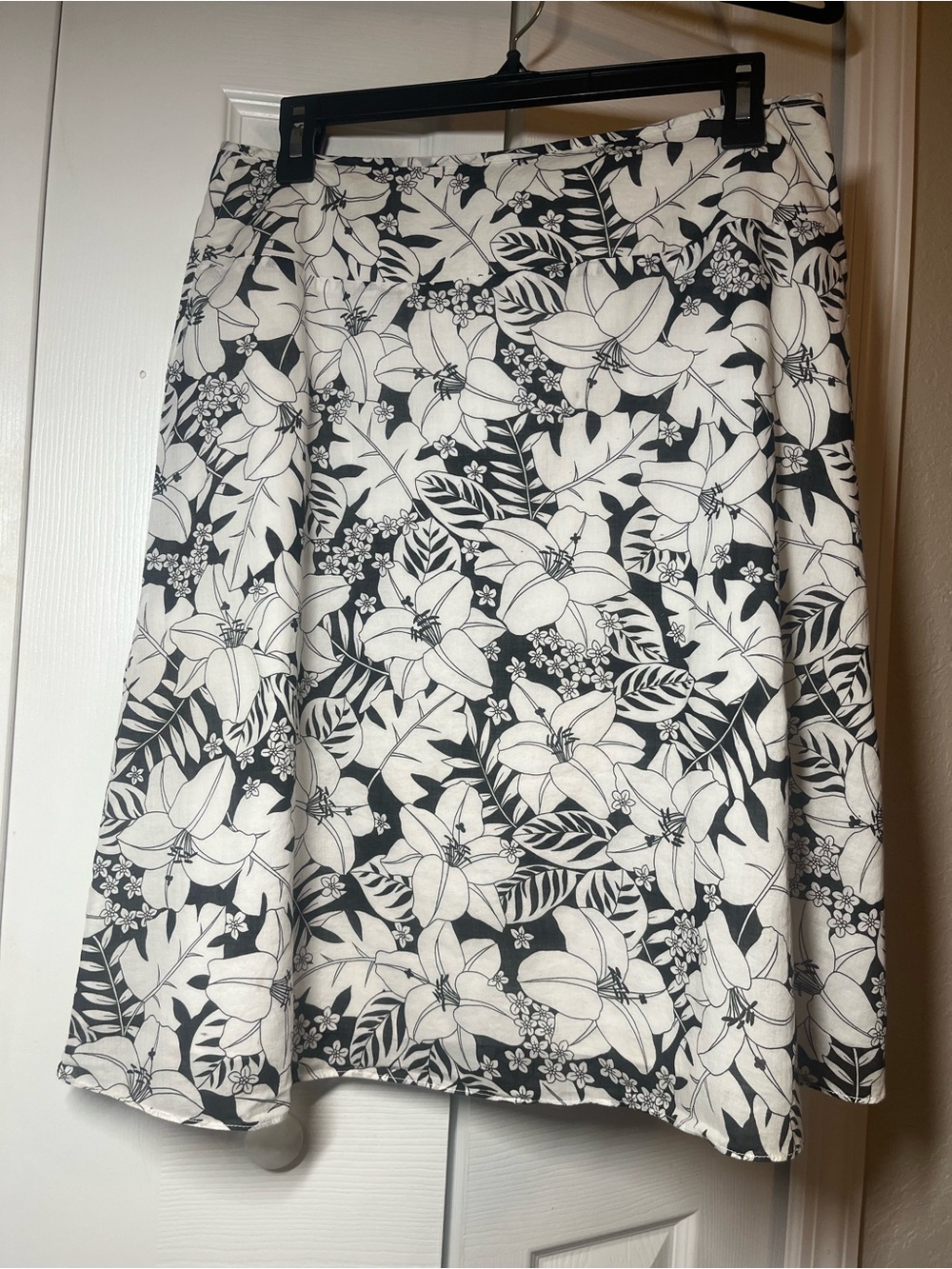 New York & Company vintage black & white floral skirt size 10.  100% cotton